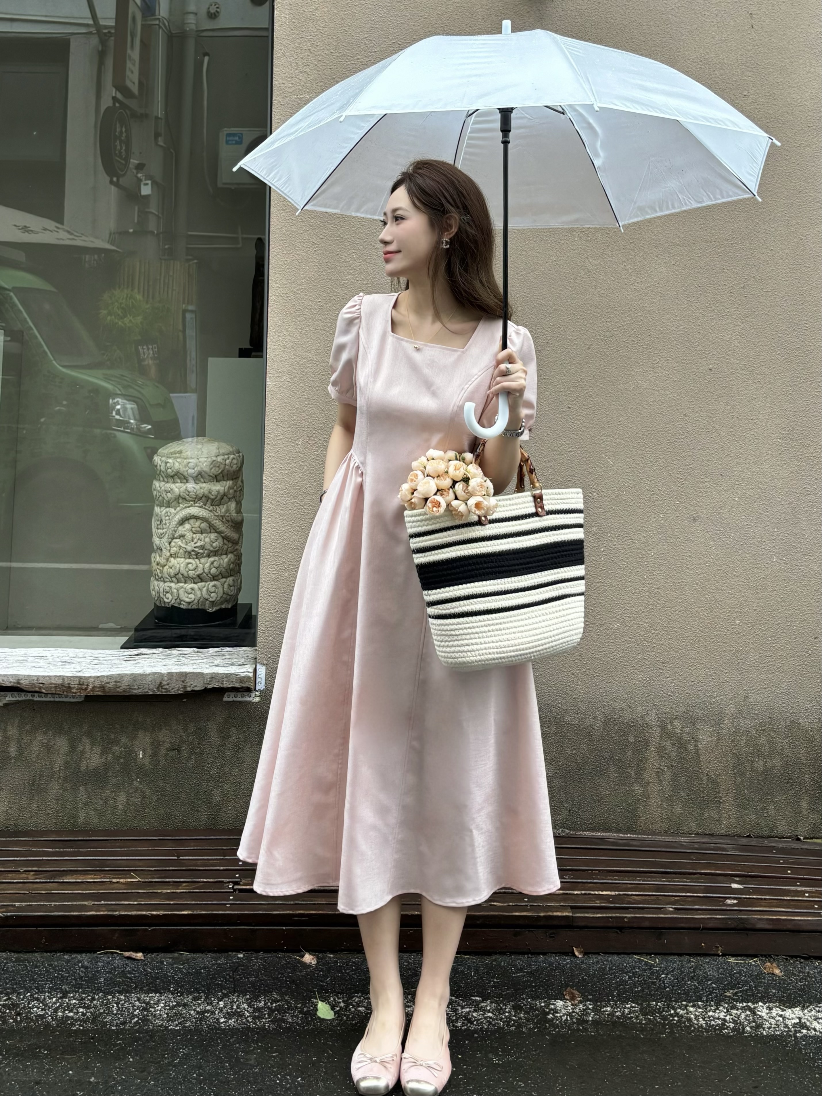 夏季新款宽松方领连衣裙微褶轻奢纯色法式泡泡袖女气质装连衣裙