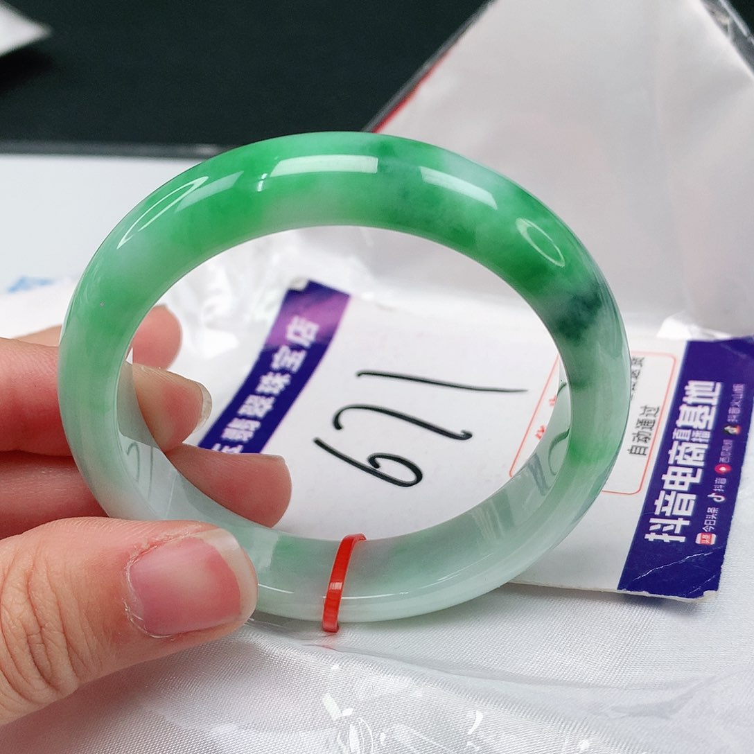 翡翠手镯未镶嵌翡翠