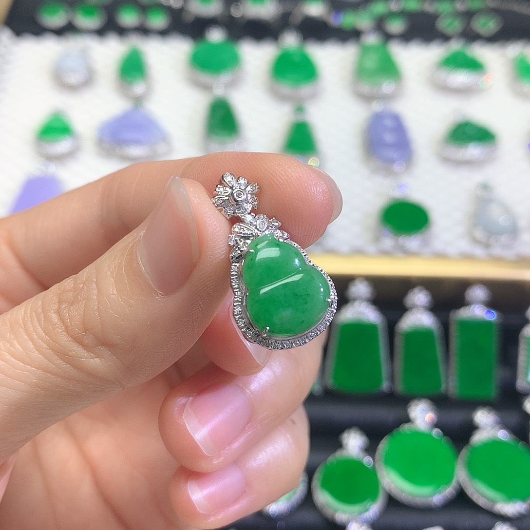 颈饰18K金镶嵌翡翠吊坠