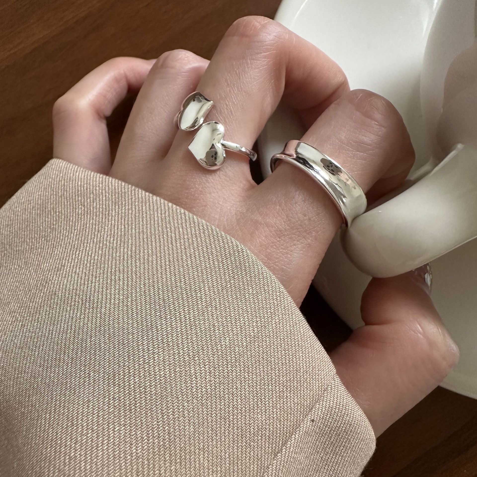 925银戒指 J8252 通体纯银简约光面素圈上交叉爱心开口可调节戒指