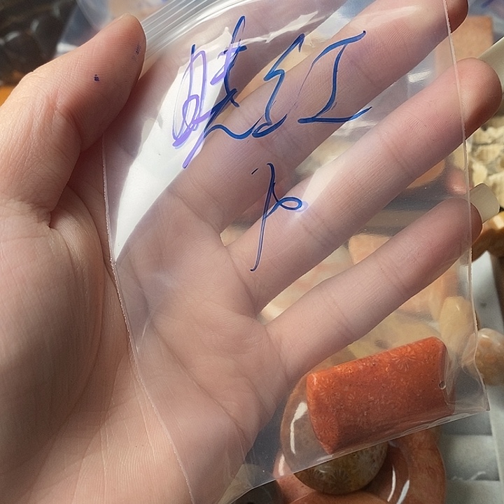 晓***红硅化玉未镶嵌颈饰
