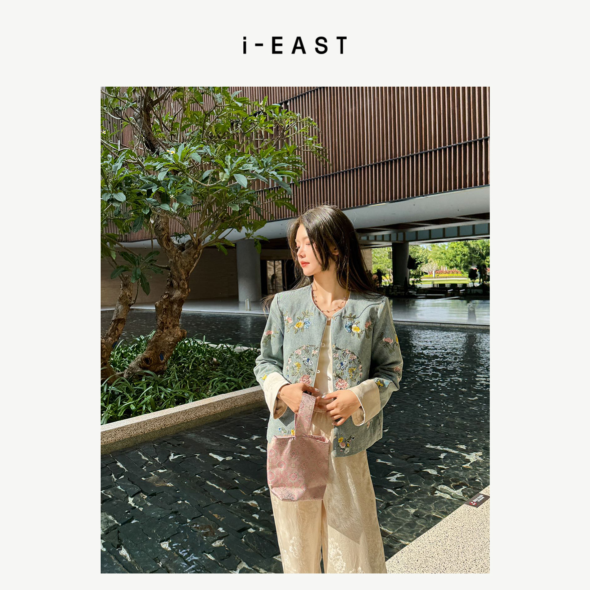 i-EAST 莫兰朵~新中式彩色刺绣花牛仔外套-4C WT41551