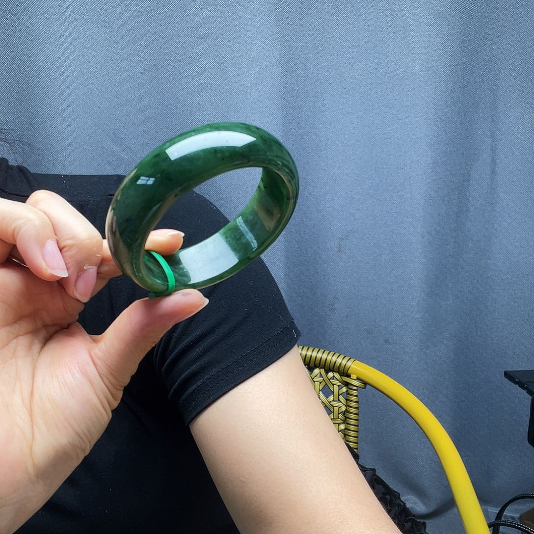 豆***豆和田玉手镯未镶嵌