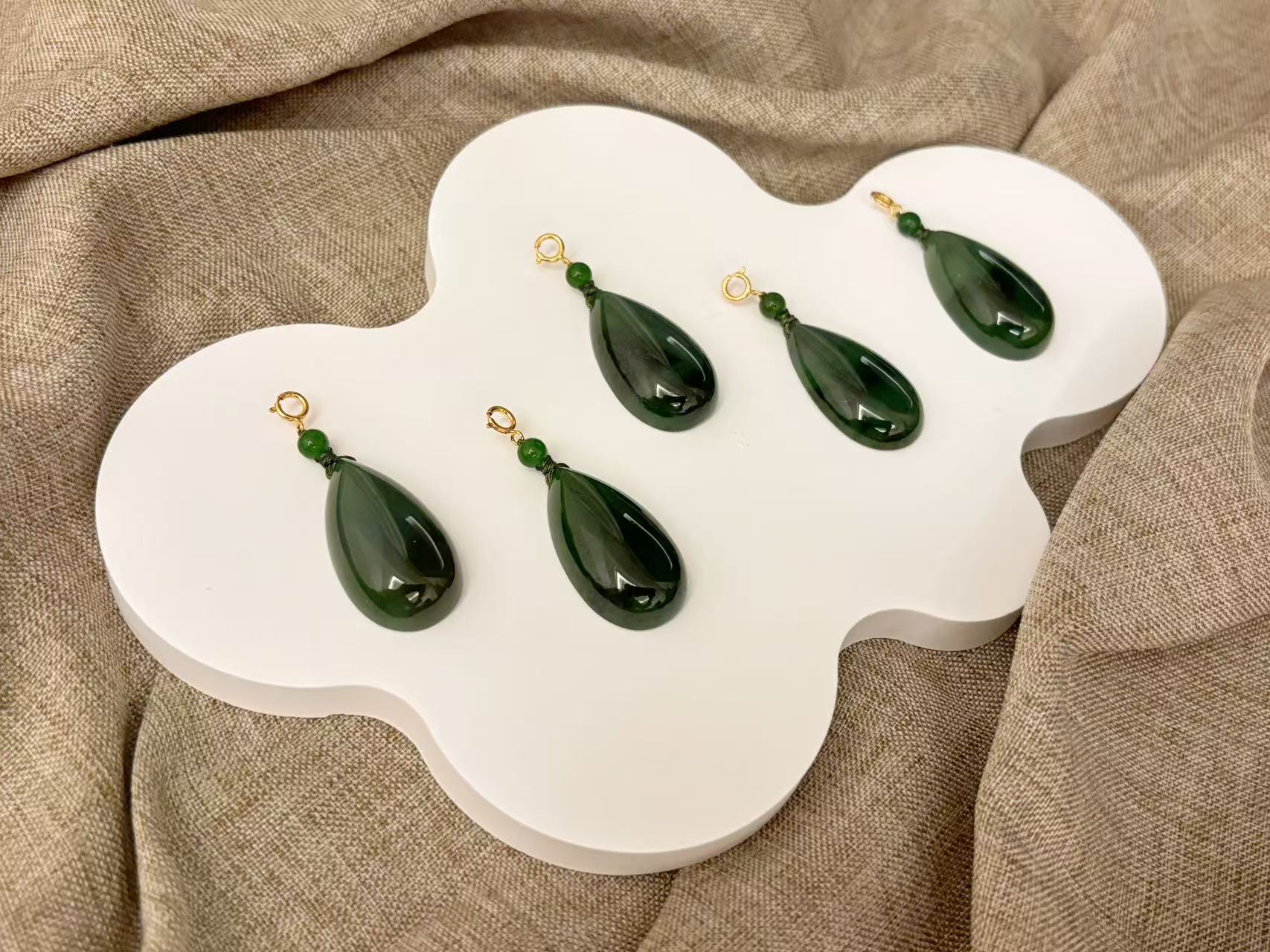 【艳翠】纯天然和田玉大水滴吊坠（多样性发其一）