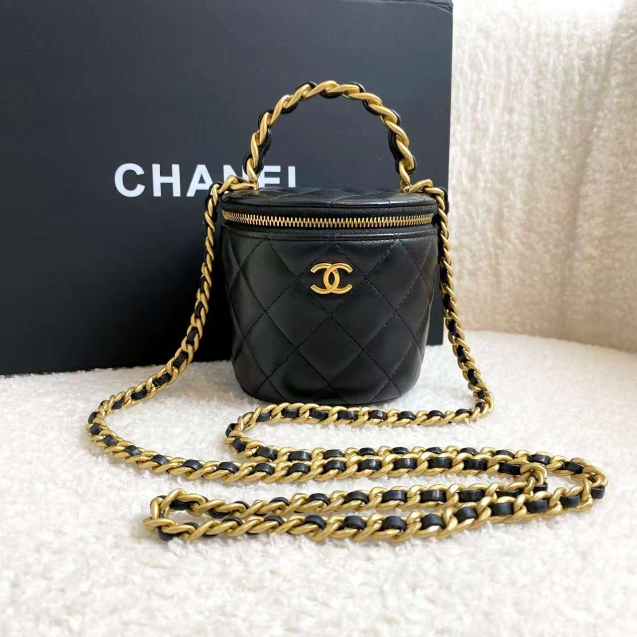 99新 Chanel/香奈儿 22A黑金手柄小水桶/67721286/代卖服务/12期
