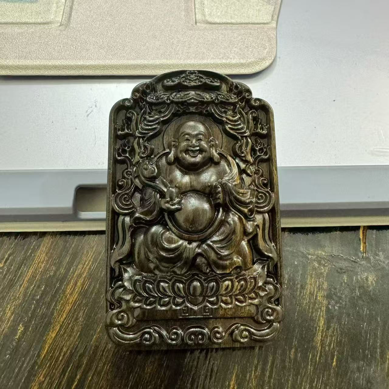 增香沉香木如意弥勒佛5/8》赠送一条108颗珠子双面原木雕刻挂件