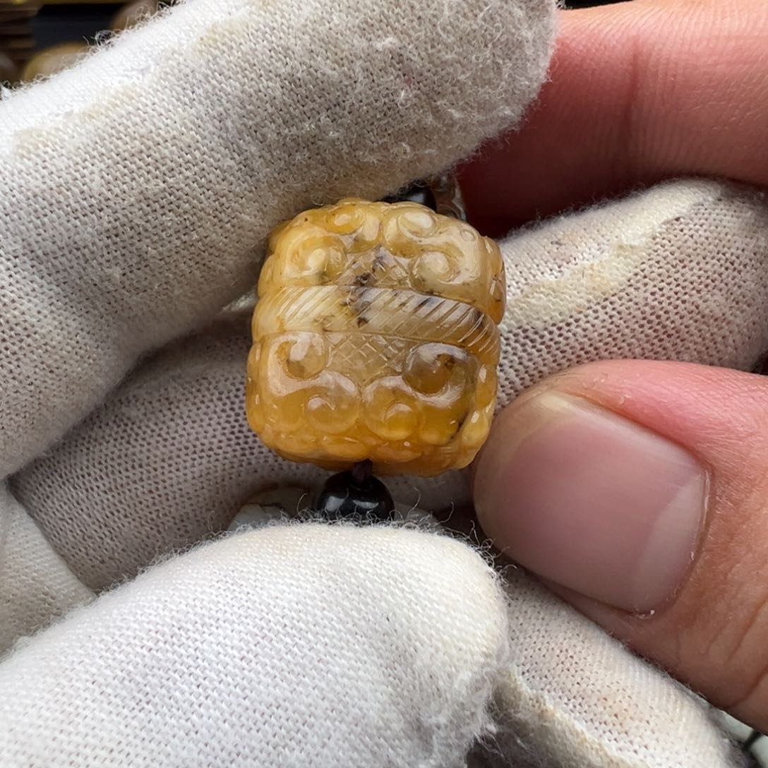 命***。和田玉未镶嵌颈饰