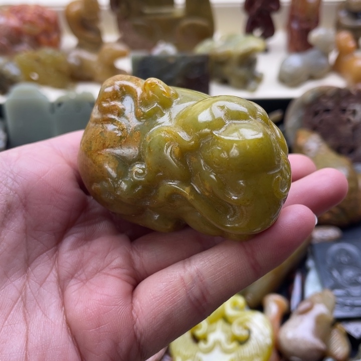 蛇纹石玉未镶嵌颈饰