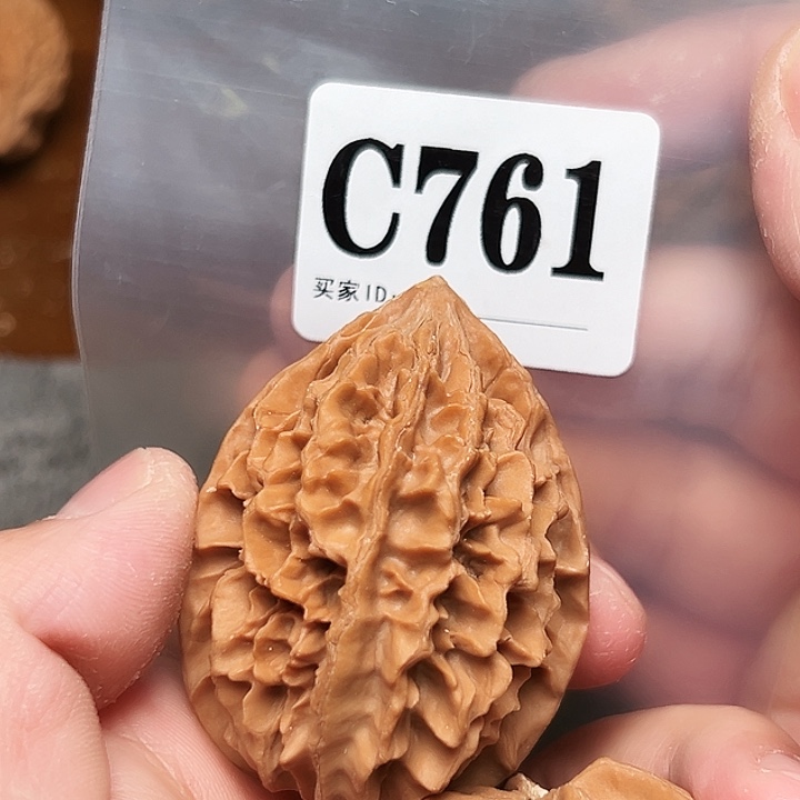 文玩核桃吊坠42老鼠。   有瑕疵