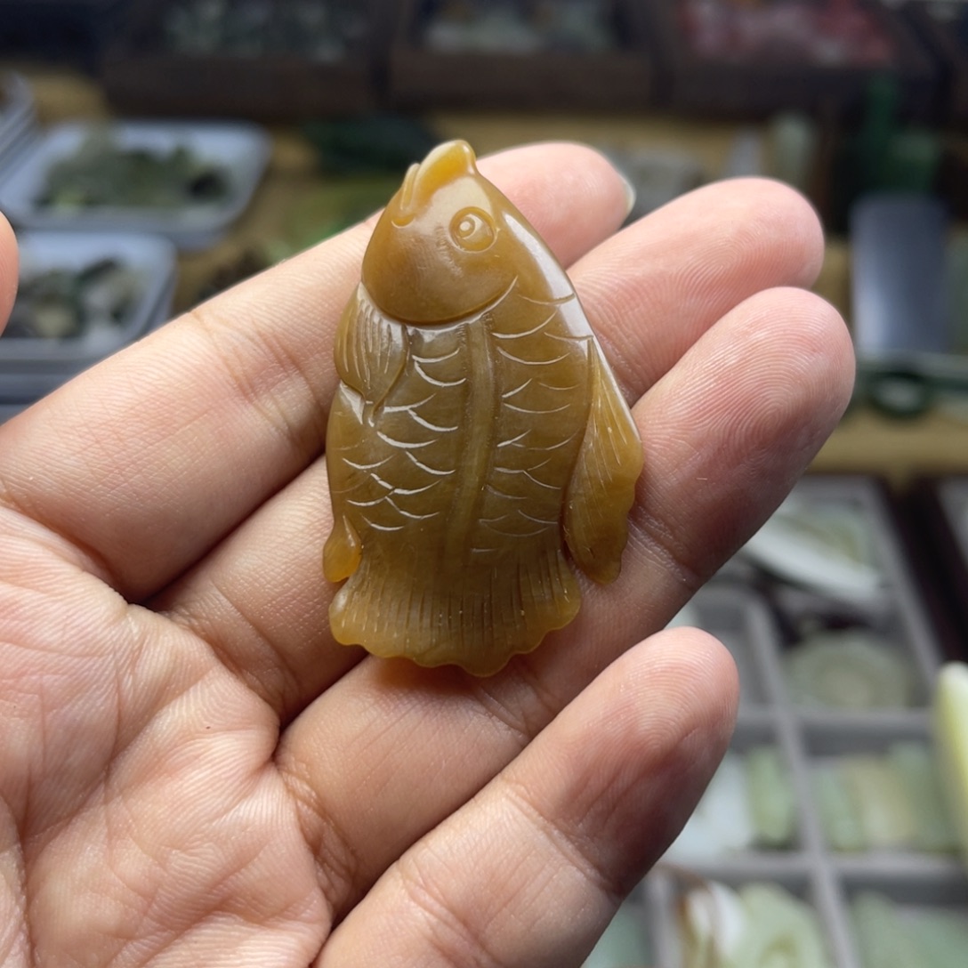 走***失和田玉未镶嵌颈饰