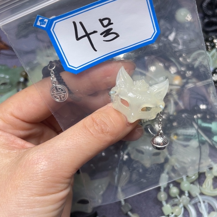 蛇纹石玉颈饰合金?****。