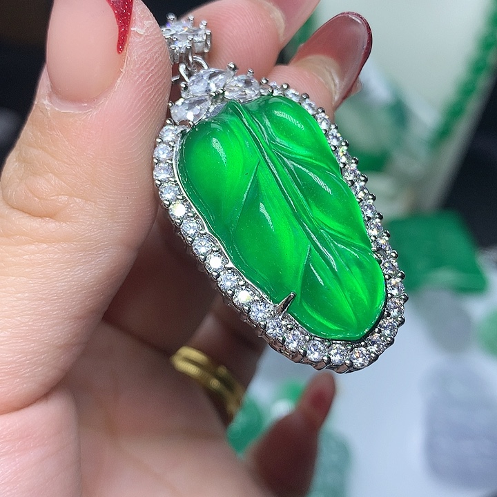 翡翠吊坠(赠链)未镶嵌