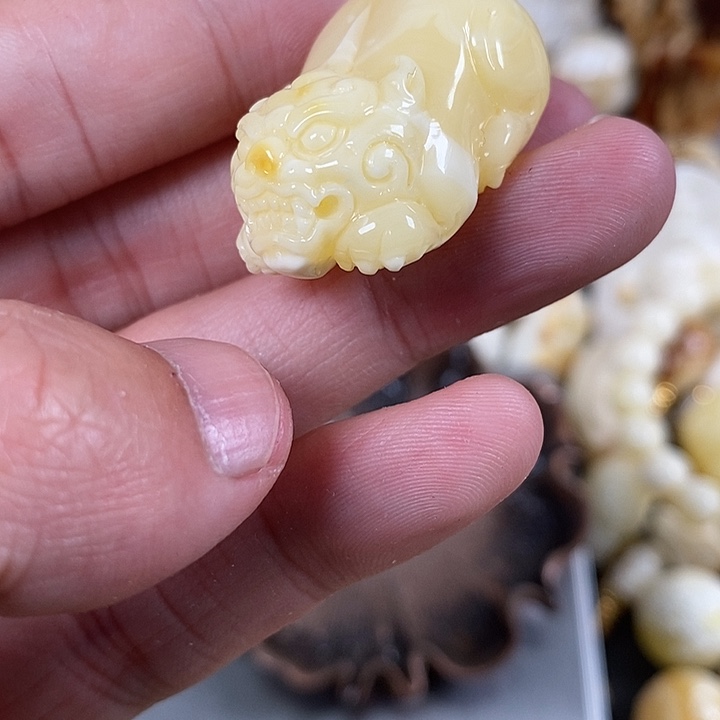 琥珀裸石未镶嵌我