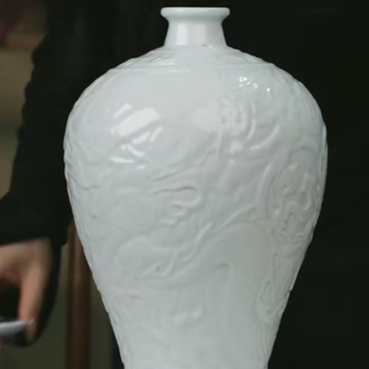 M甜白釉模印云龙纹梅瓶