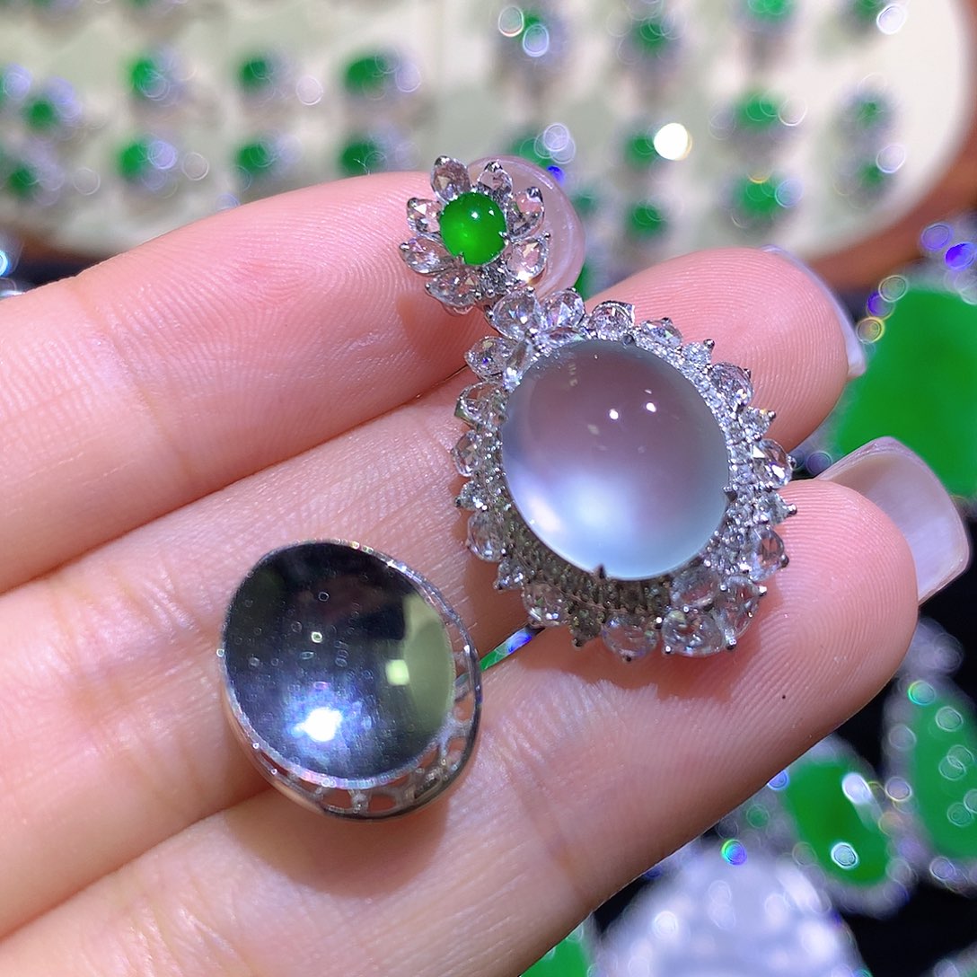 翡翠18K金镶嵌颈饰玻璃种蛋面