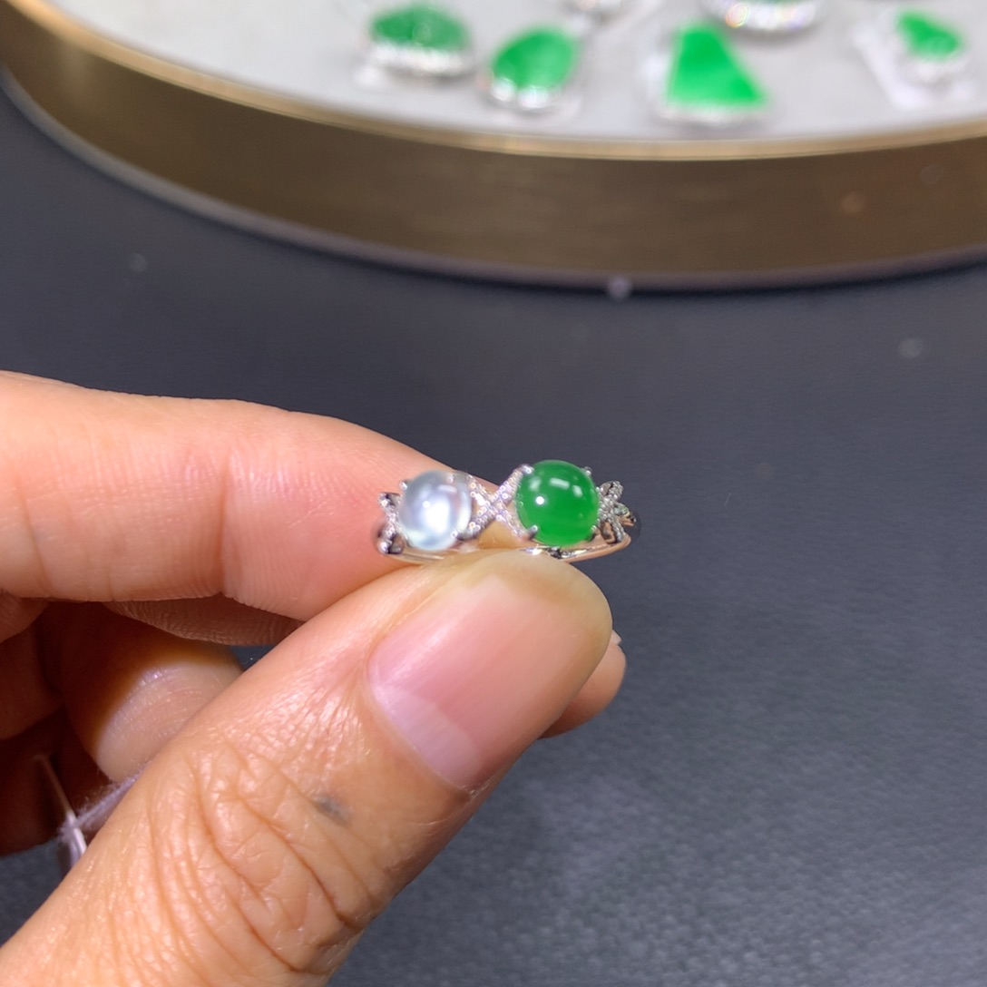 翡翠戒指18K金镶嵌翡翠