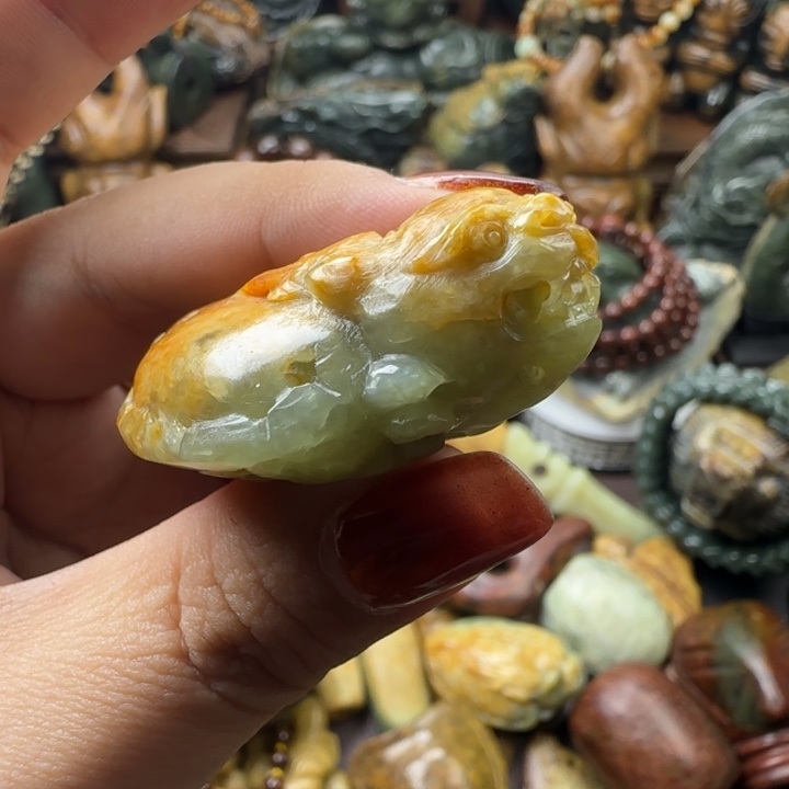 嘴***甜透闪石质玉未镶嵌珠宝奇石