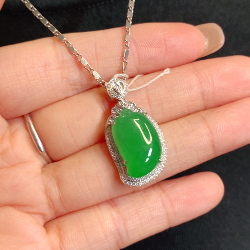 【闪购商品】颈饰18K金镶嵌翡翠福瓜