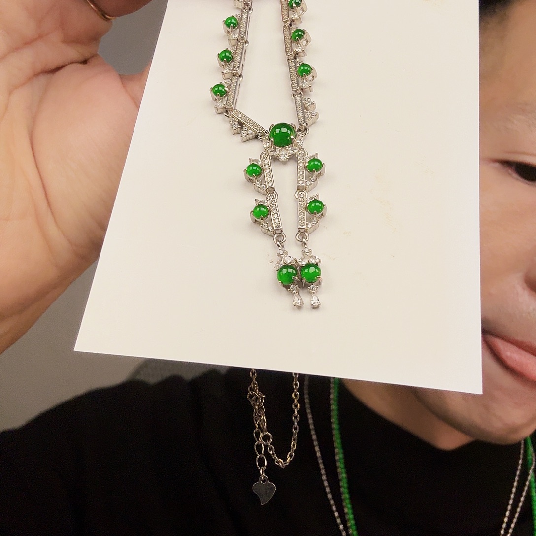 翡翠未镶嵌颈饰一件