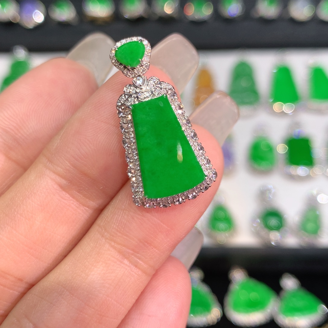 翡翠18K金镶嵌颈饰