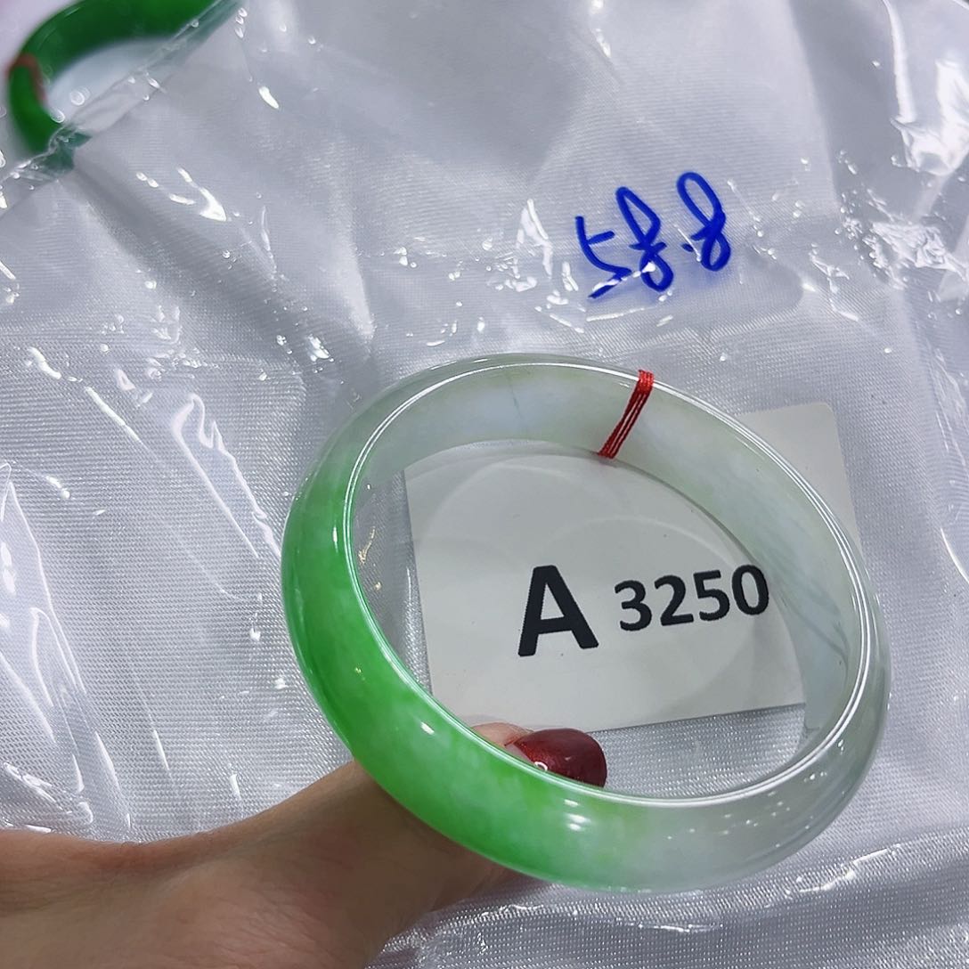 翡翠手镯未镶嵌多样性
