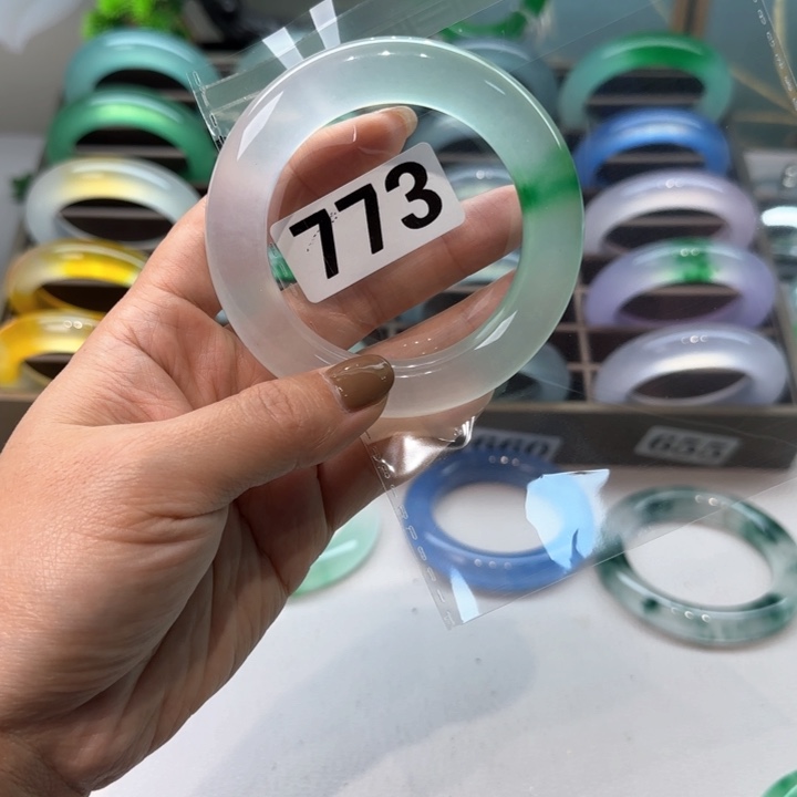 玉@****》时尚飘花手镯773