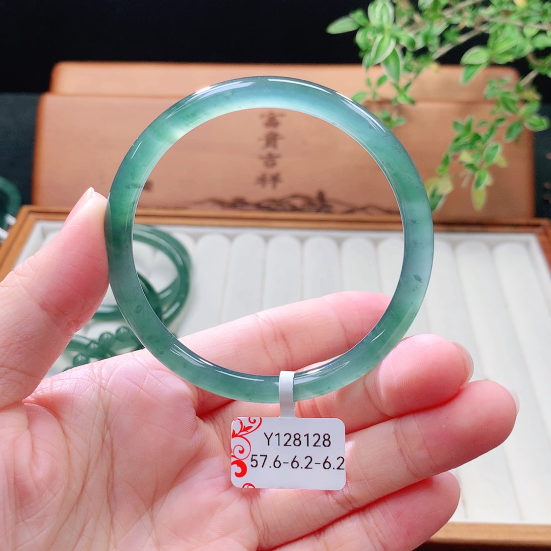 未镶嵌手镯（圆镯）翡翠