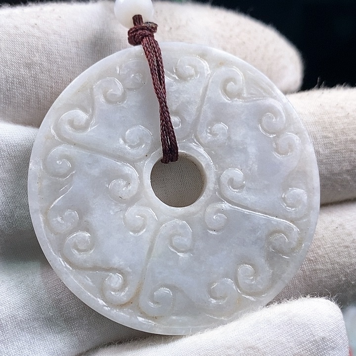 翡翠颈饰未镶嵌平安扣