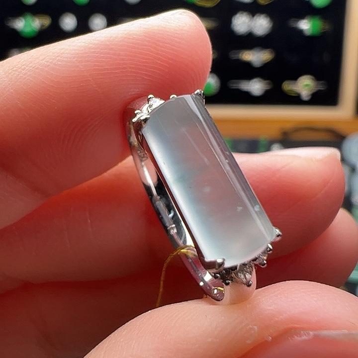 翡翠18K金镶嵌颈饰马鞍