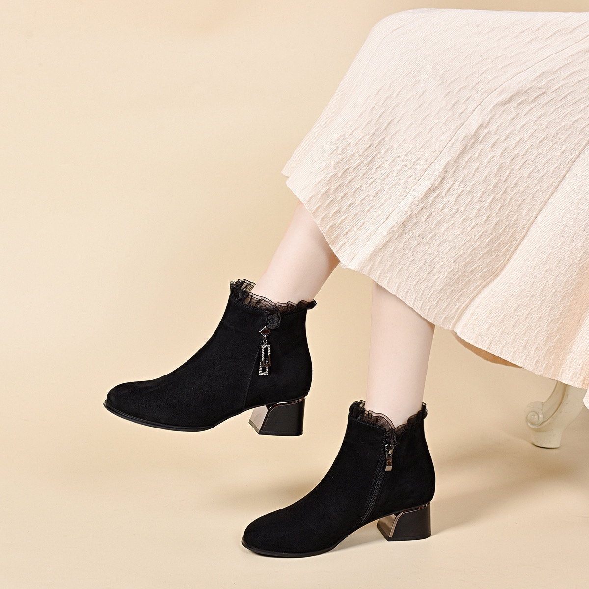 naijiaoli/耐娇莉正品秋冬款品牌蕾丝边羊皮圆头时尚百搭粗跟短靴