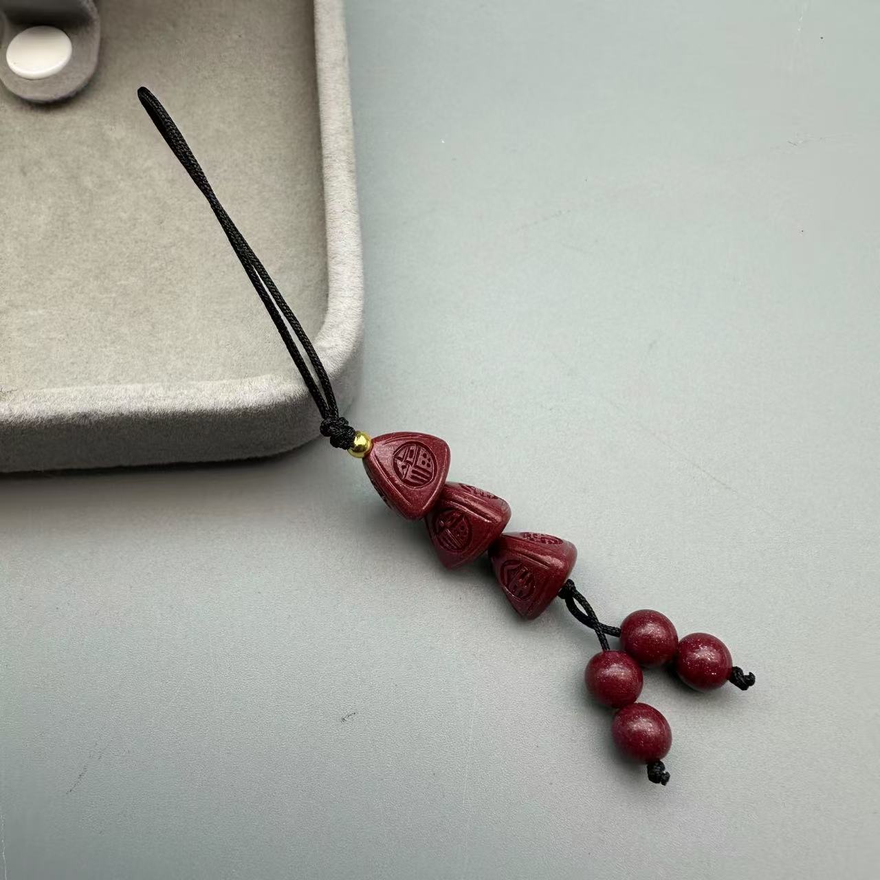 含辰砂工艺品GS262-经典紫金雕刻三角形挂件