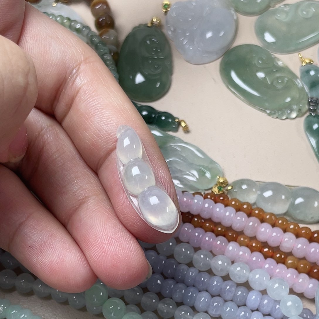 翡翠未镶嵌颈饰福豆