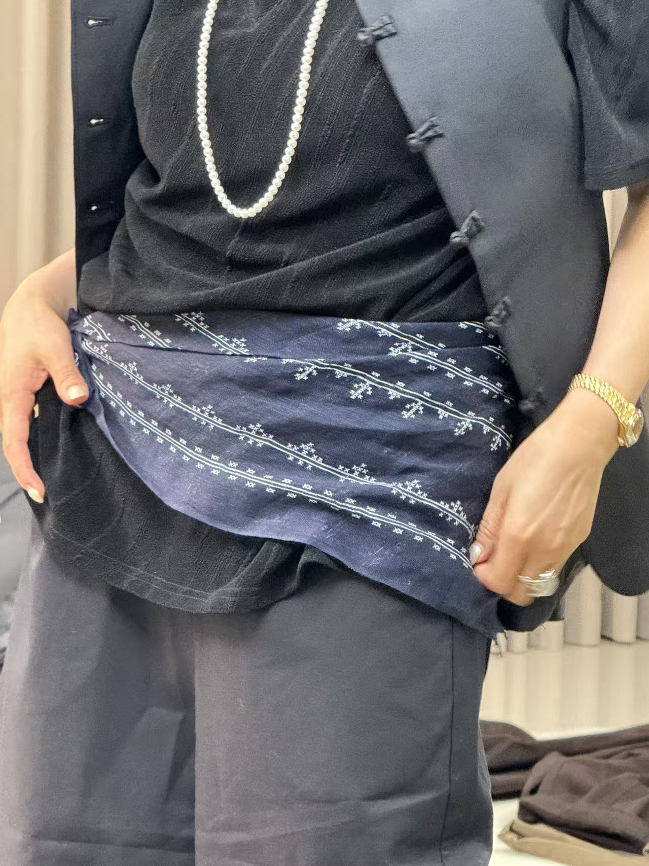 【柳青女装】2025秋季新款叉叉藏青三角丝巾