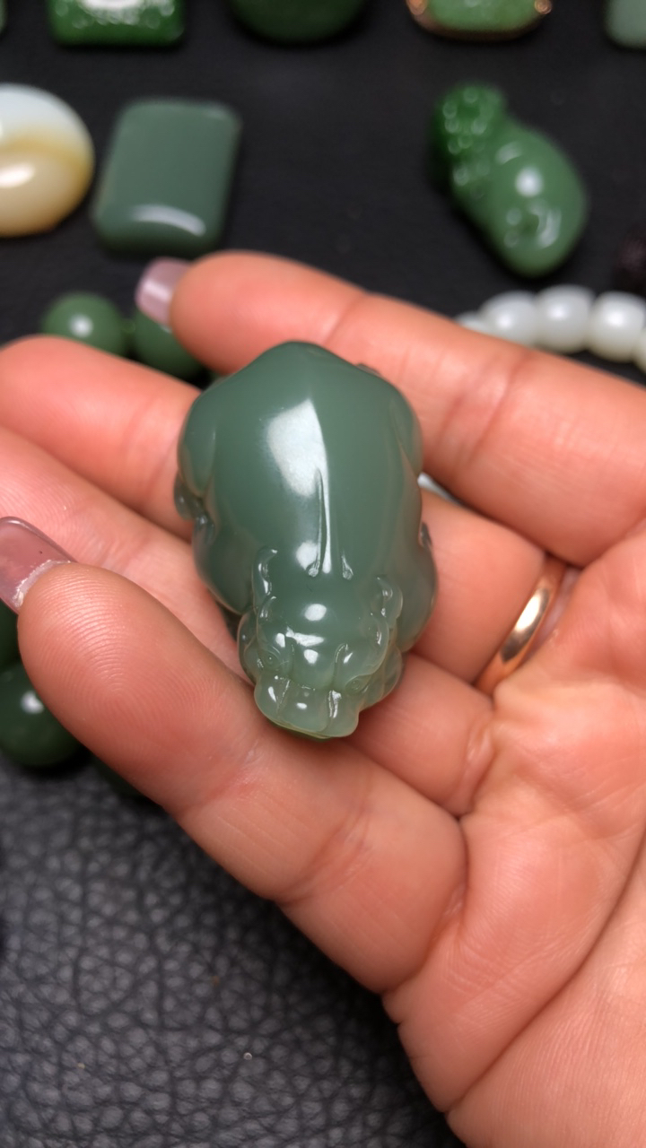 粉青冰底起荧光貔貅挂件