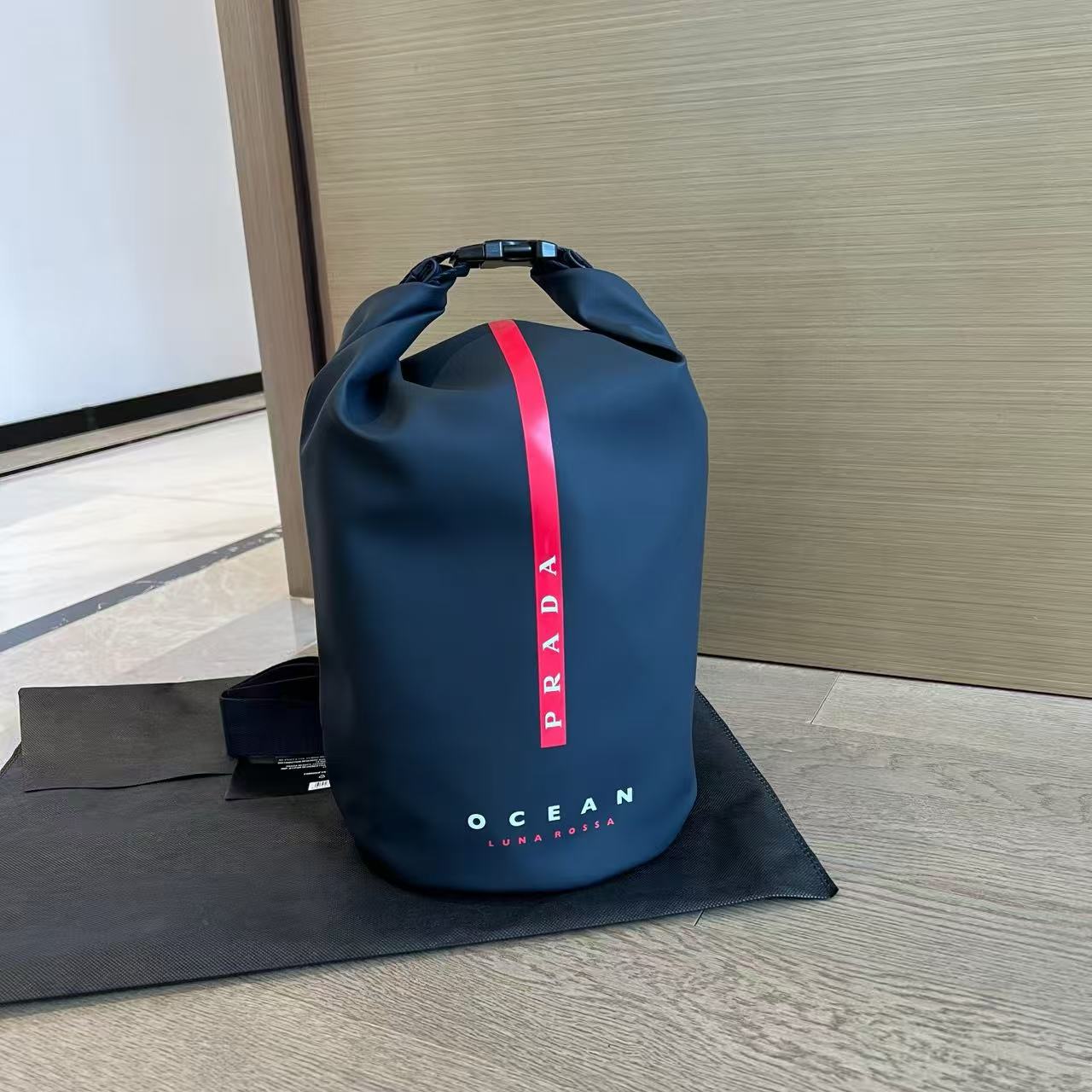 普拉达【K120】美妆专柜香水赠品化妆包超大容量航海包健身包旅行包