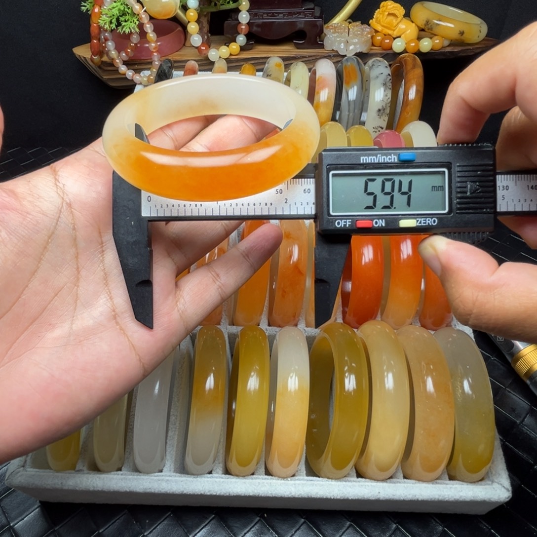 未镶嵌石英质玉（黄龙玉）手镯