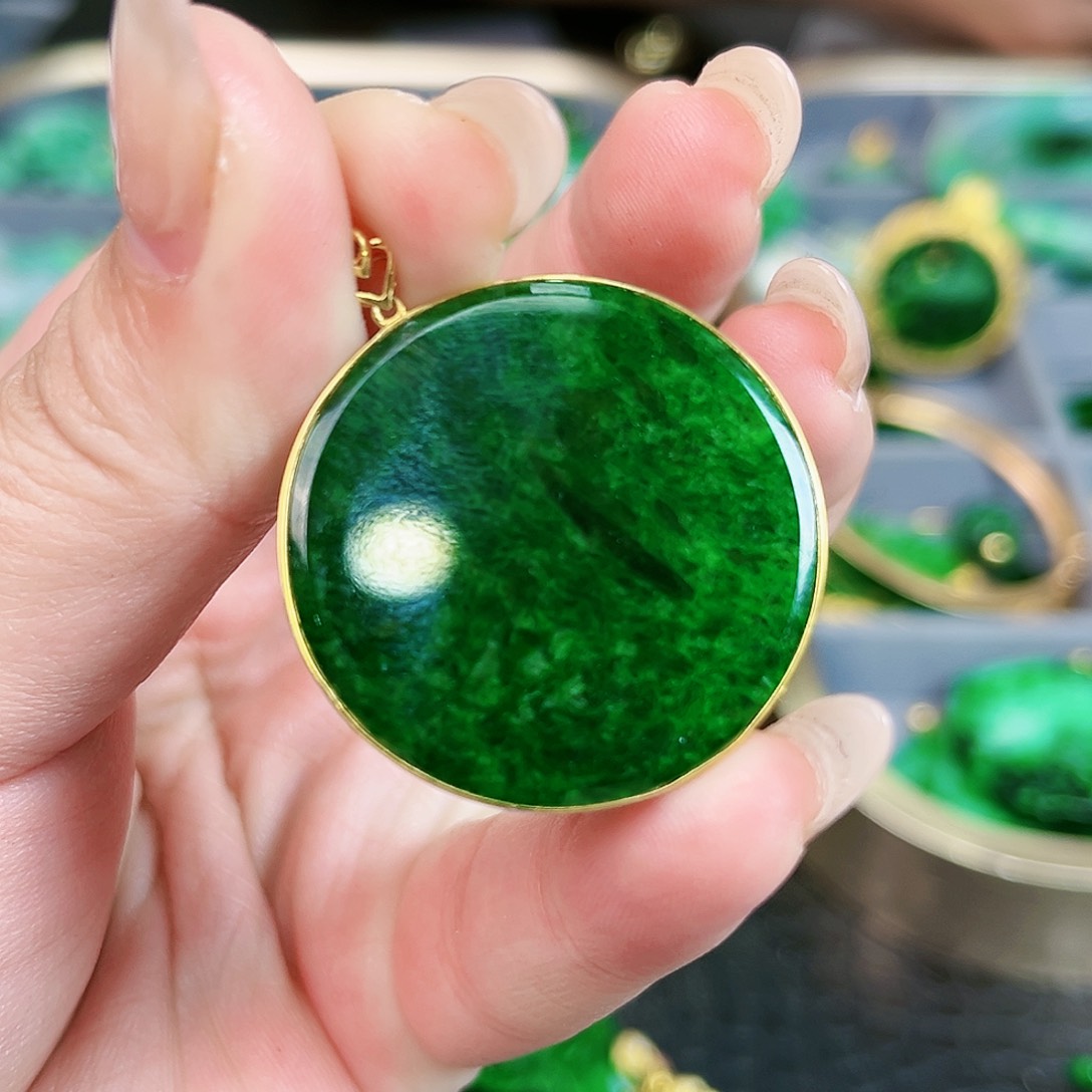 翡翠颈饰22K金镶嵌吊坠