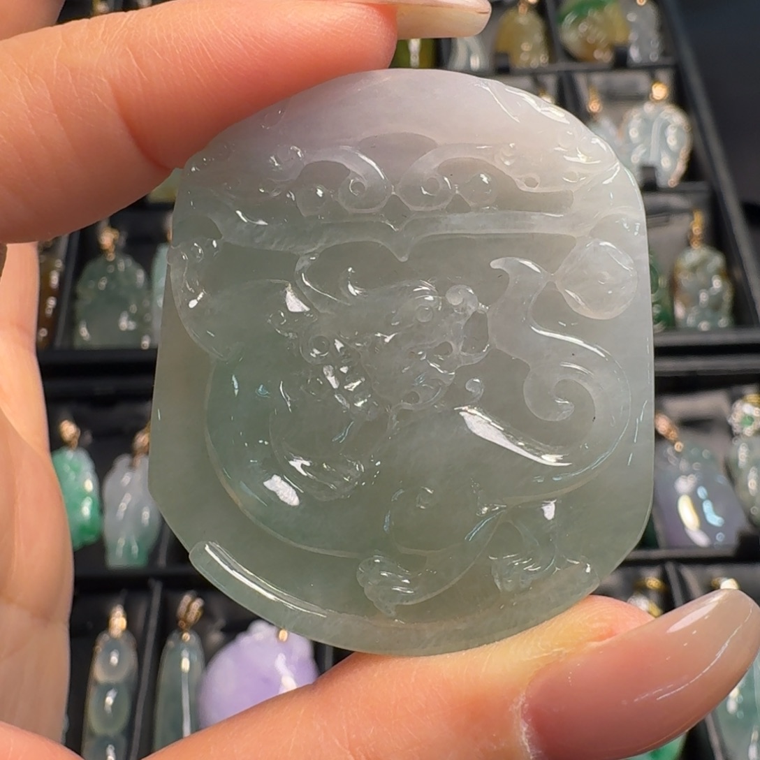 翡翠未镶嵌颈饰龙牌