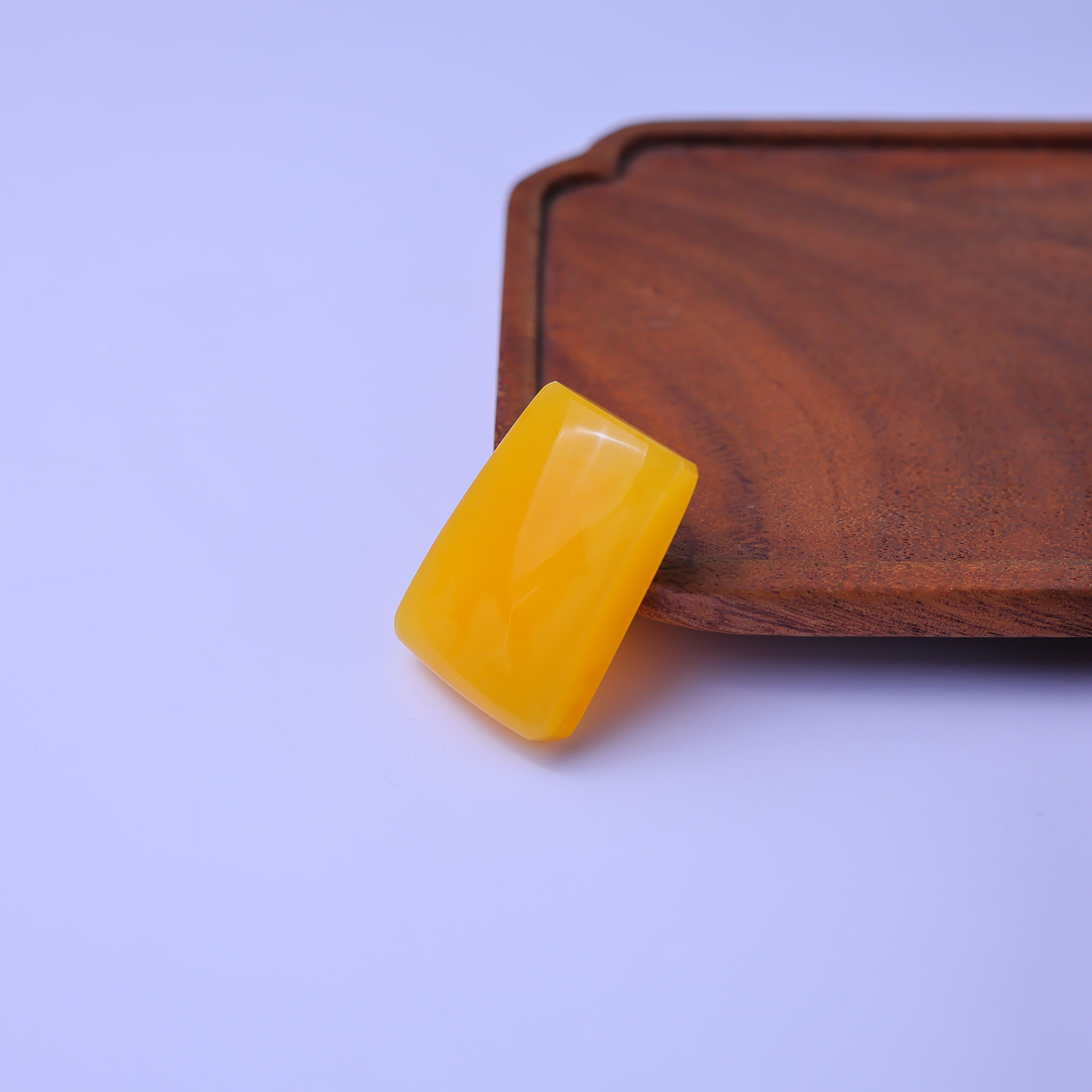 【颜如蜜珠宝】41*30*13.5mm+焦皮鸡油红无事牌蜜蜡吊坠HB48