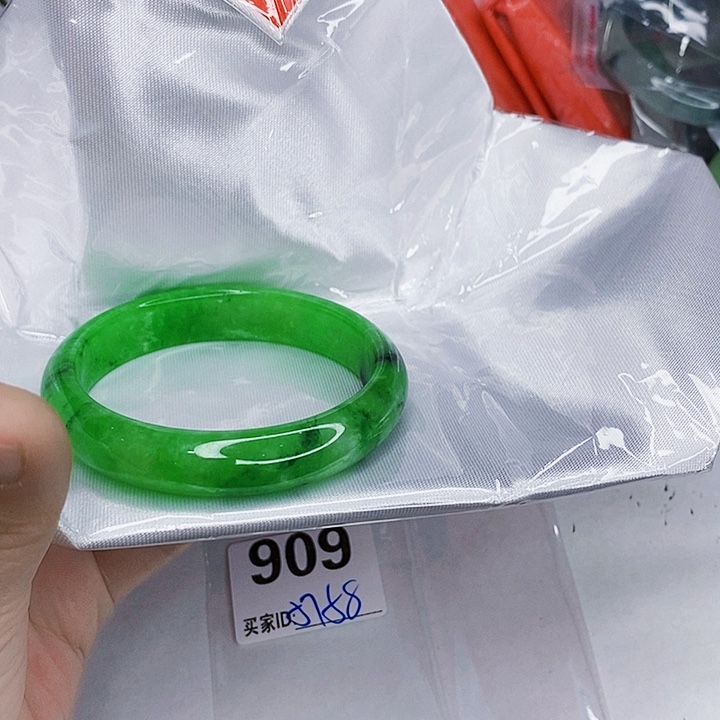 翡翠未镶嵌手镯一图一物实物为准（微瑕处理）