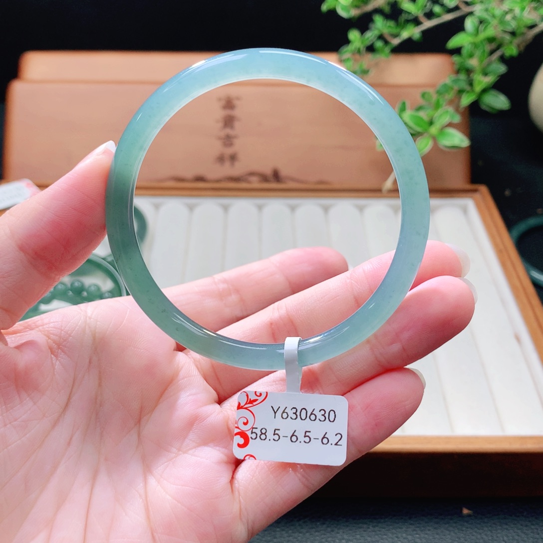 未镶嵌手镯（圆镯）翡翠