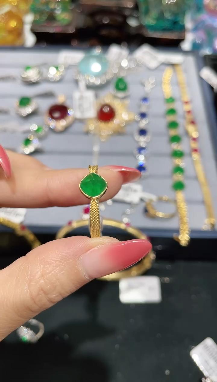 18K金镶嵌天然祖母绿戒指糖塔款