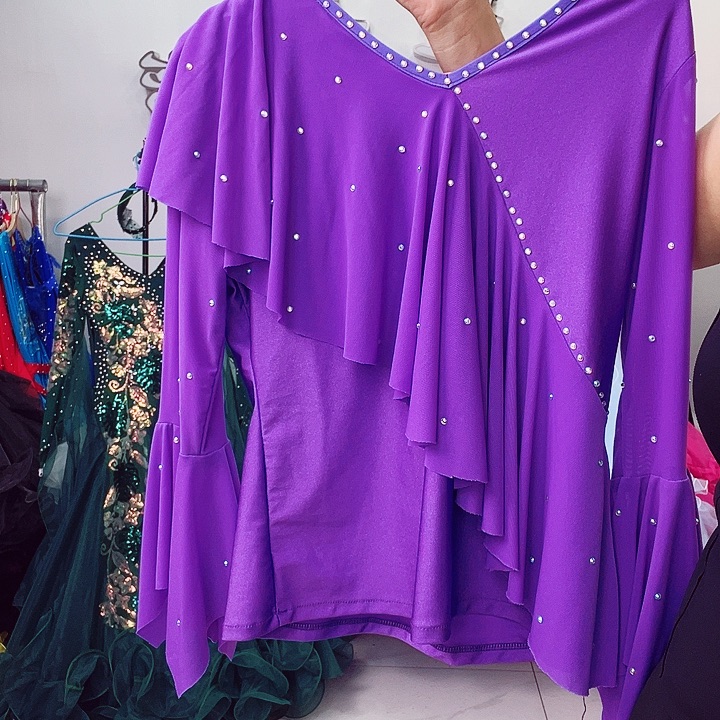 交谊舞的时候也很喜欢看他