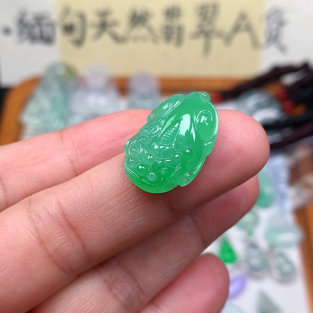 翡翠裸石缅甸天然A货翡翠阳绿貔貅