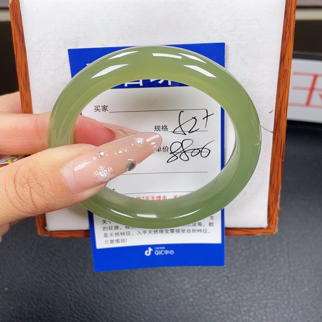 和田玉手镯未镶嵌不****楂