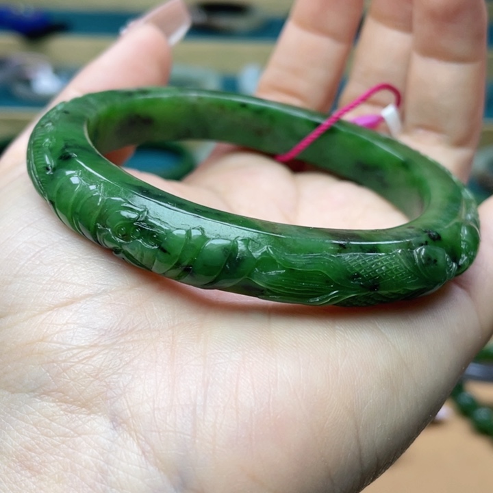 和田玉手镯62圈口。编号95未镶嵌