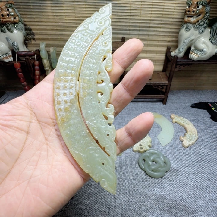 岁***。颈饰未镶嵌和田玉（糖玉）