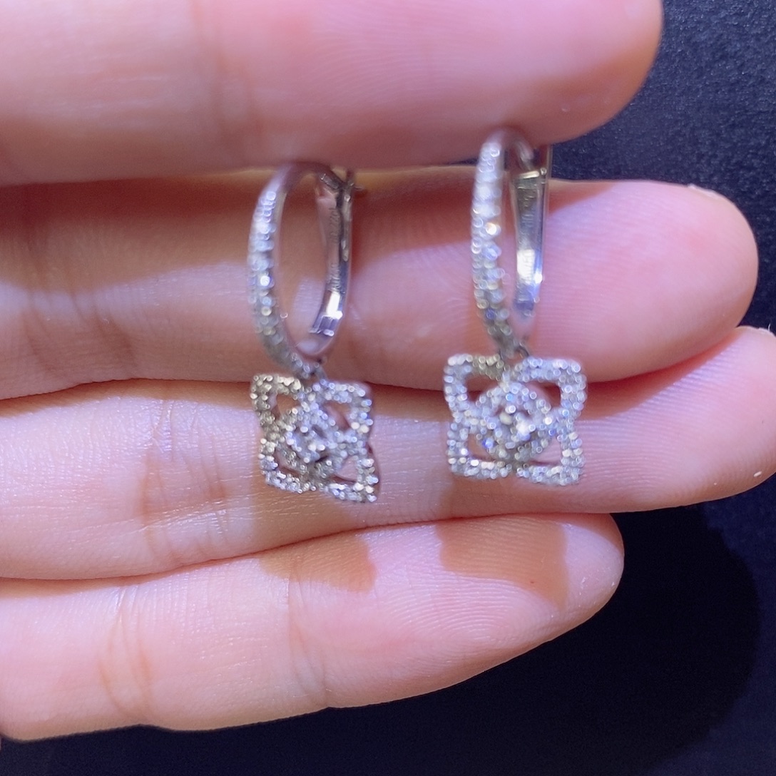 18K金镶嵌耳饰钻石莲花耳圈k白