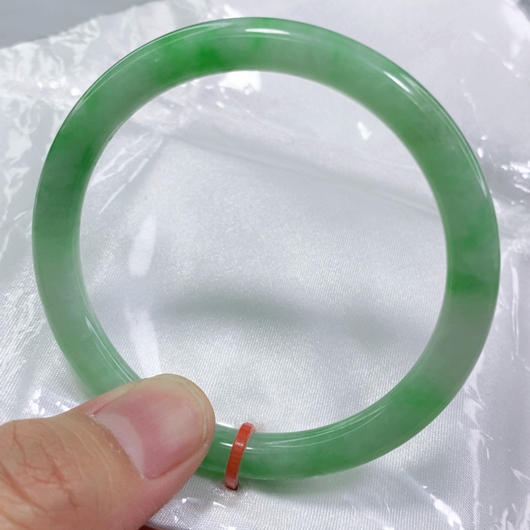 翡翠手镯未镶嵌53.6圈口圆条