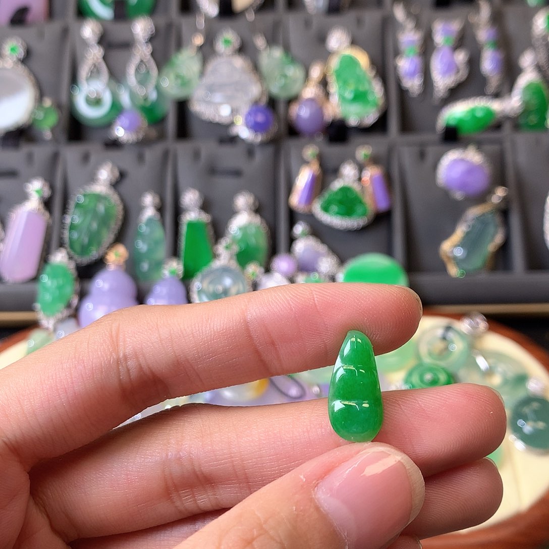 翡翠颈饰未镶嵌裸石